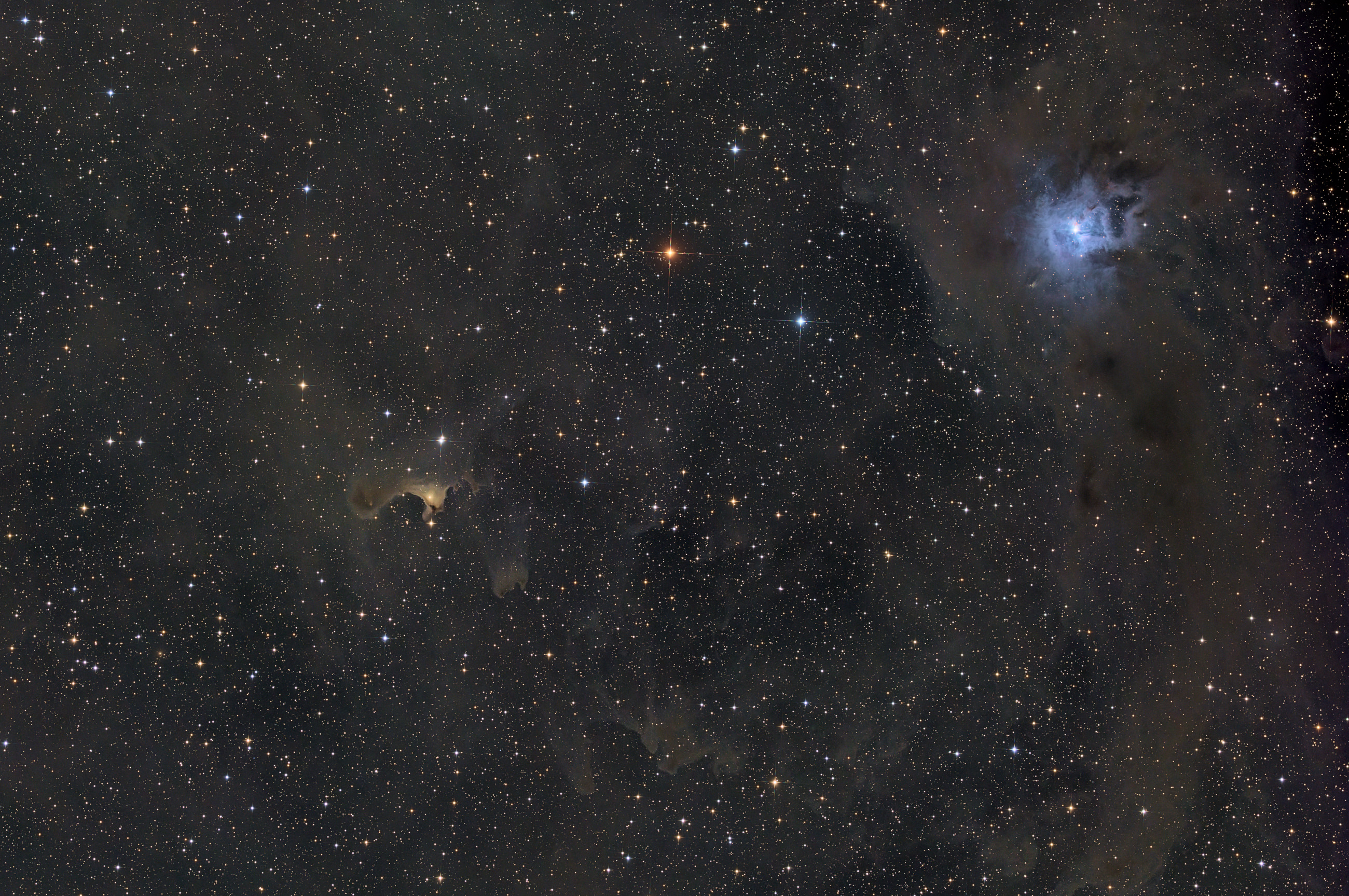 Der Geisternebel links von Sidney van den Bergh im Jahr 1966 als vdB 141 katalogisiert. Die eingebetteten Sterne erhellen den Nebel in einem bräunlichen Licht. Der helle Irisnebel oben rechts wird von dem heißen Stern HD200775 zum Leuchten angeregt. Beide Reflexionsnebel befinden sich im Sternbild Kepheus.